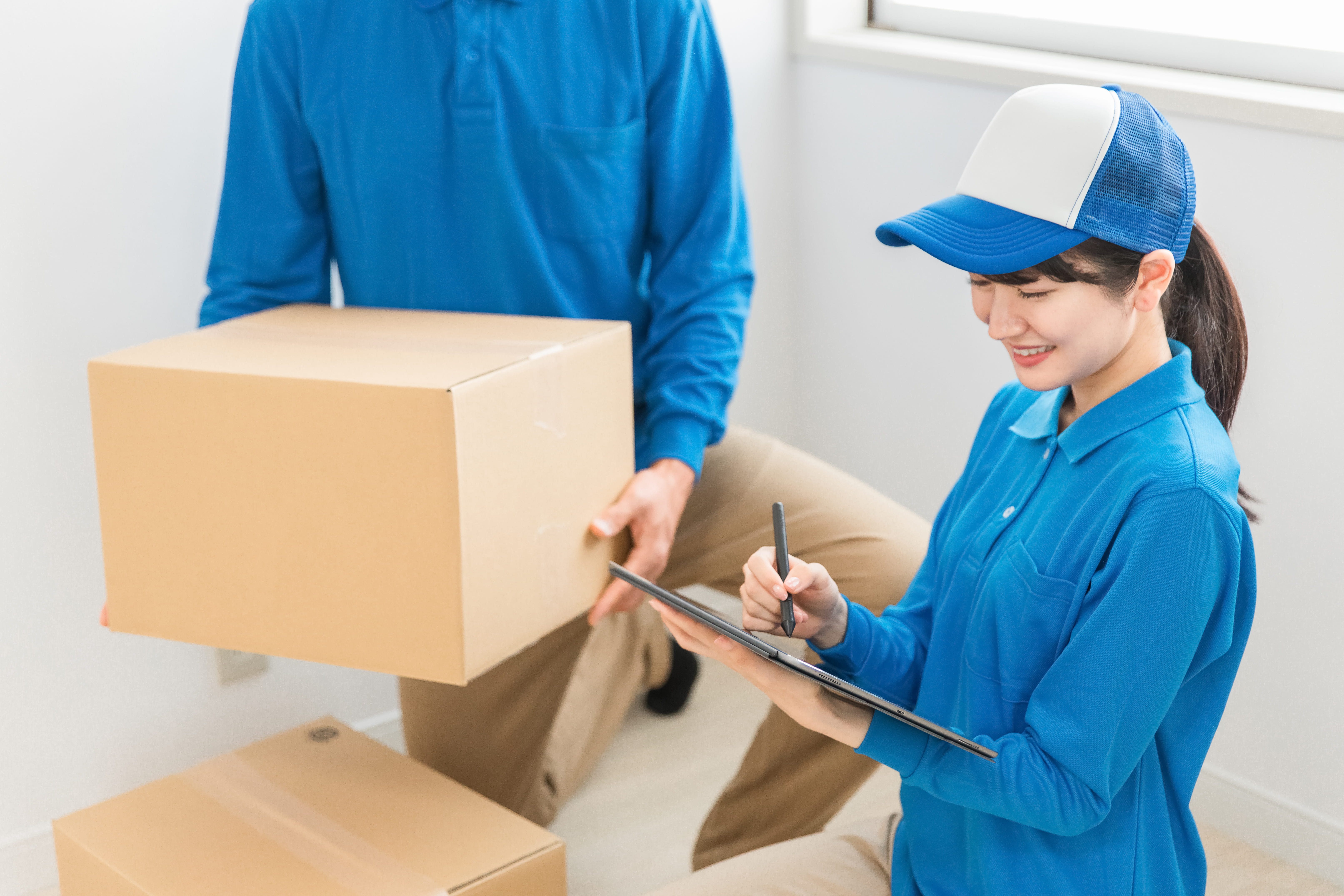 女性スタッフがお客様と笑顔で話している様子